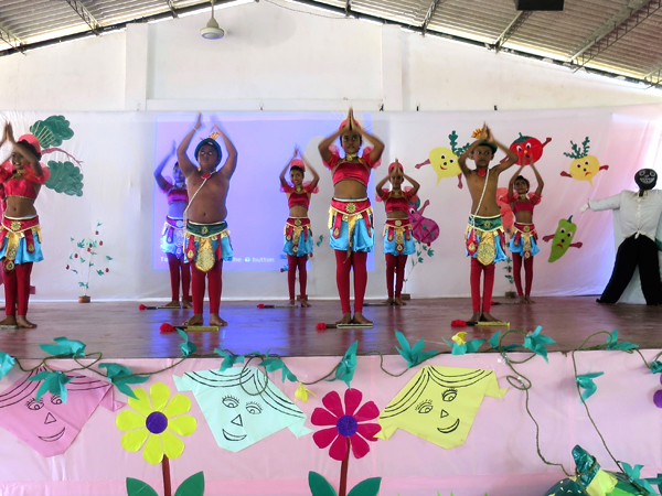 スリランカ洪水被災地支援　現地子どもたちの歓迎の踊り